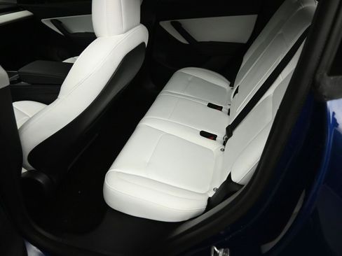 Used 2022 Tesla Model Y Long Range image 18