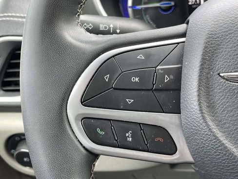 Used 2022 Chrysler Pacifica Touring-L image 20