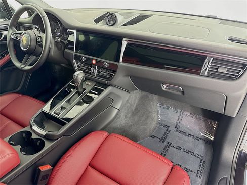 Used 2025 Porsche Macan image 31