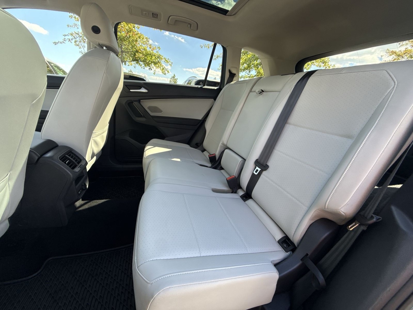 Used 2021 Volkswagen Tiguan SE AWD/4WD image 23