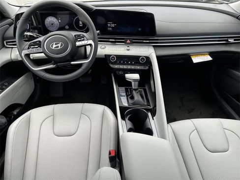 New 2025 Hyundai Elantra Limited image 3