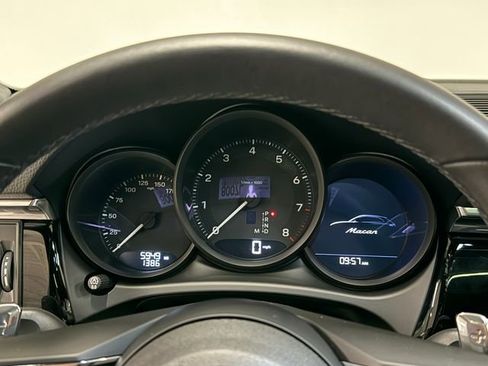 Certified 2025 Porsche Macan image 20