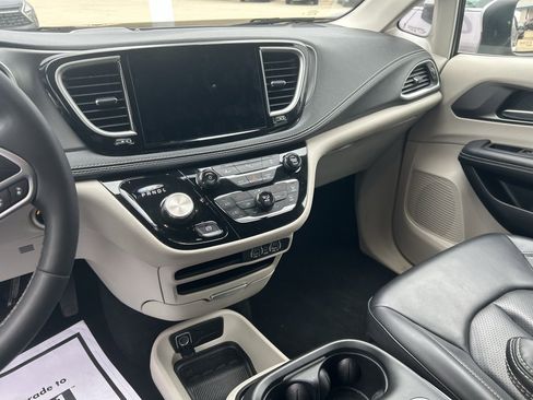 Used 2023 Chrysler Pacifica Touring-L image 5