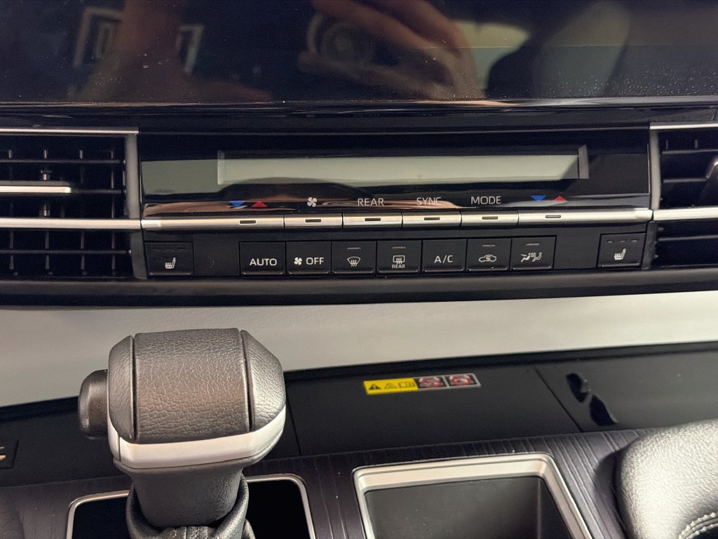 Used 2025 Toyota Sienna XLE FWD image 17