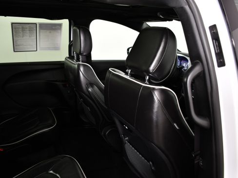 Used 2025 Chrysler Pacifica Limited FWD image 43