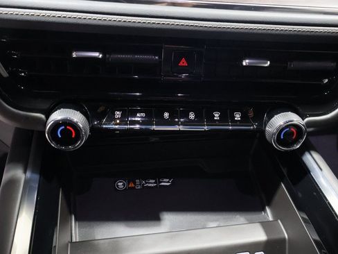 Used 2025 Chevrolet Suburban Premier image 30