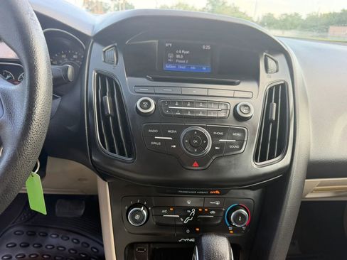 Used 2017 Ford Focus SE FWD image 32