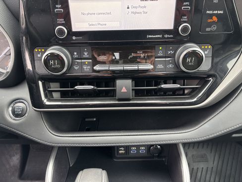 Used 2022 Toyota Highlander XLE image 40