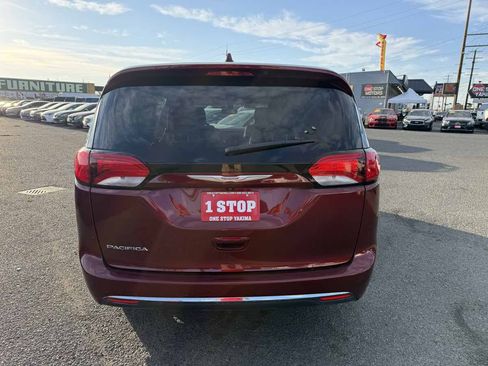 Used 2017 Chrysler Pacifica Touring Plus w/ Tire & Wheel Group FWD image 4