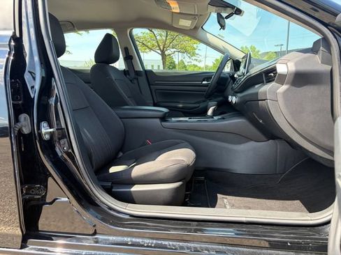 Used 2025 Nissan Altima 2.5 SV FWD image 14