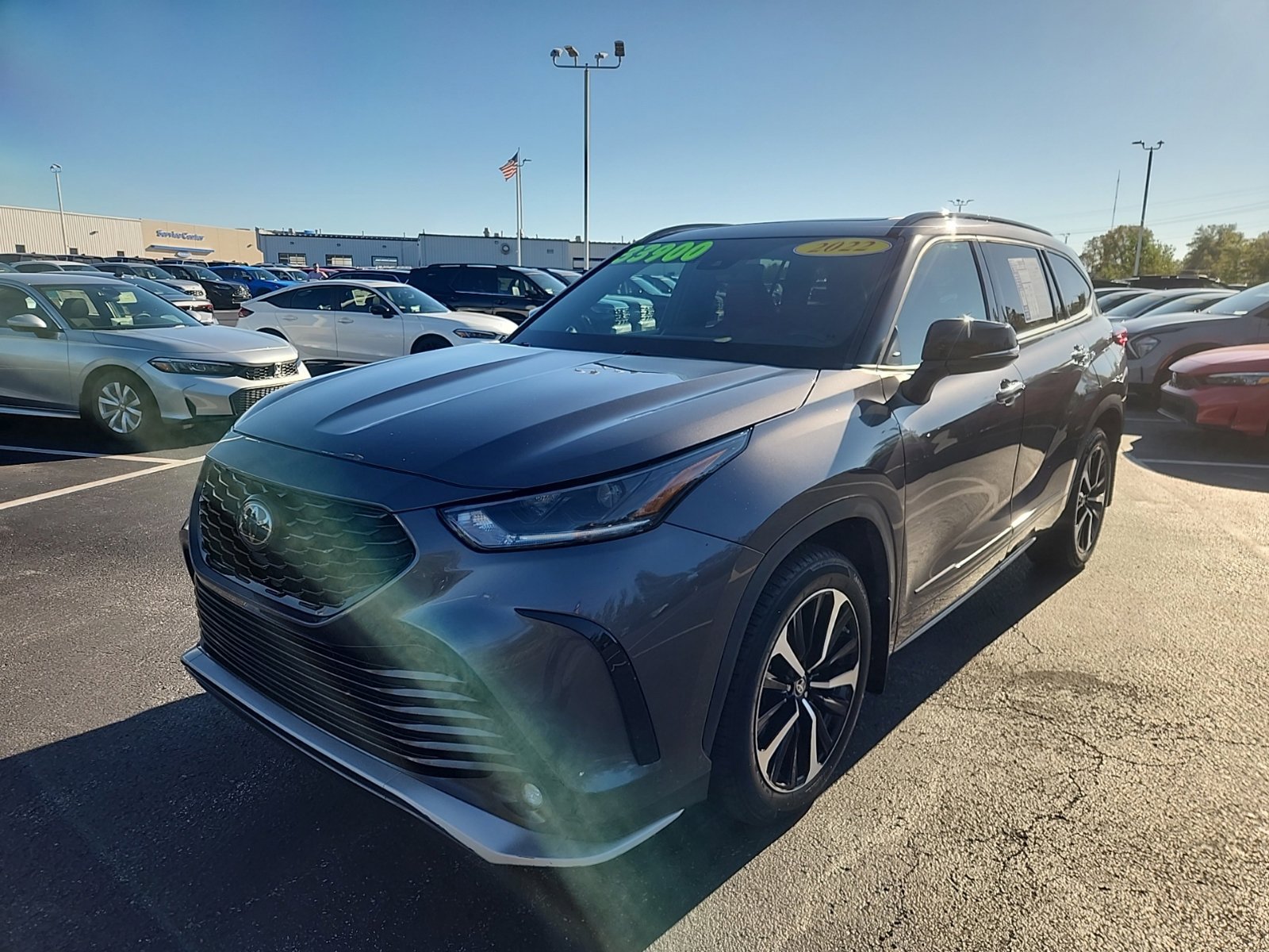 Used 2022 Toyota Highlander XSE AWD/4WD image 2
