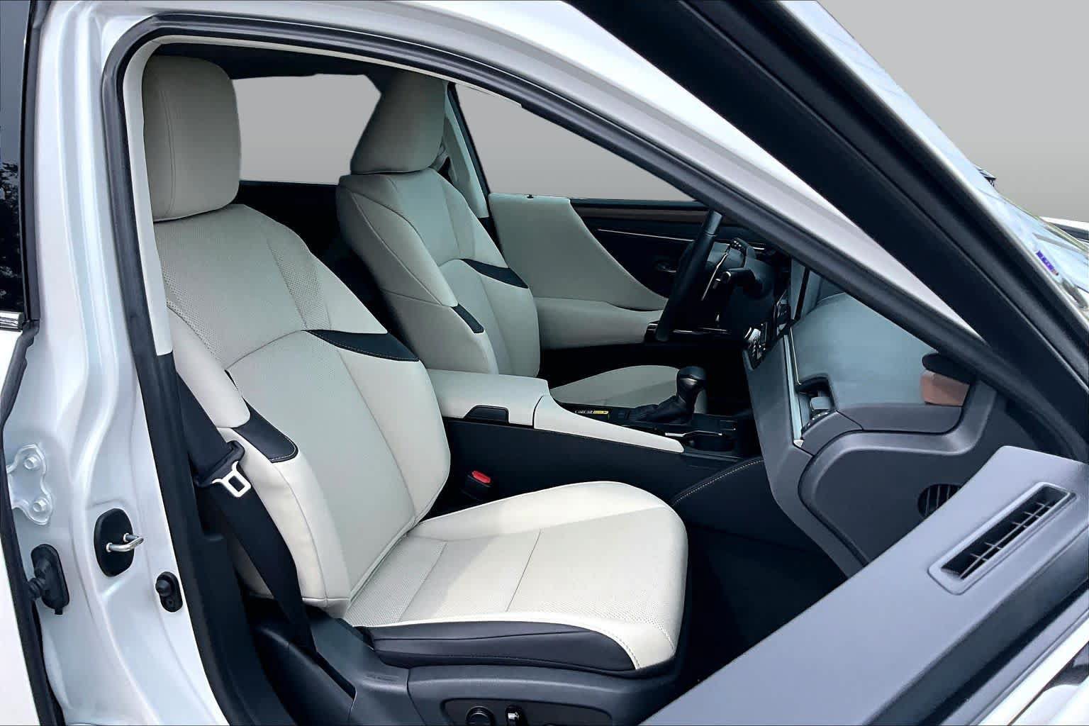 Used 2025 Lexus ES 350 w/ Premium Package FWD image 9