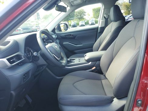 Used 2025 Toyota Highlander LE image 19