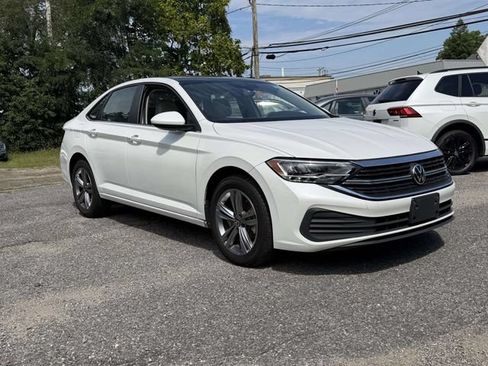 Used 2023 Volkswagen Jetta SE FWD image 2