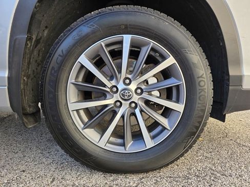 Used 2017 Toyota Highlander XLE image 26
