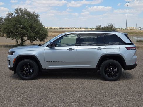 Used 2025 Jeep Grand Cherokee Altitude AWD/4WD image 2