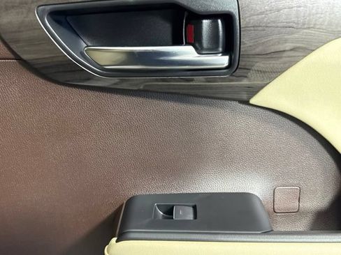 Used 2022 Toyota Highlander Limited AWD/4WD image 25