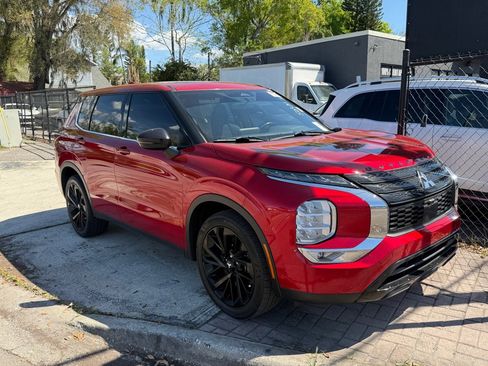Used 2022 Mitsubishi Outlander SE image 1