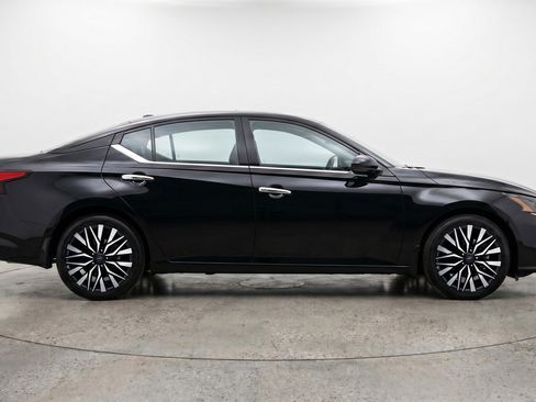Used 2025 Nissan Altima 2.5 SV FWD image 11