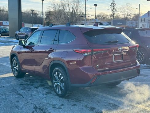 Used 2020 Toyota Highlander XLE image 3