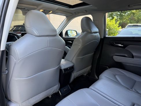 Used 2021 Toyota Highlander XLE image 12