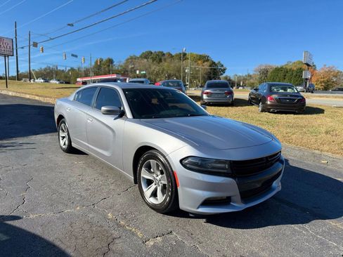 Used 2017 Dodge Charger SXT image 3
