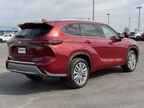 New 2026 Toyota Highlander Platinum image 4