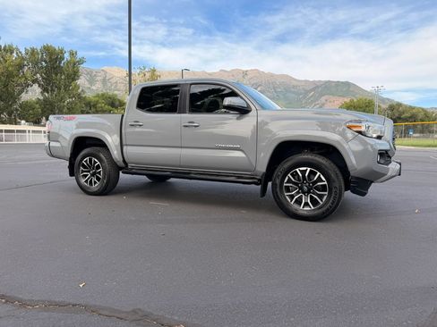 Used 2020 Toyota Tacoma TRD Sport w/ Technology Package AWD/4WD image 3