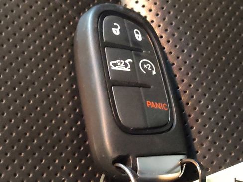 Used 2019 Jeep Cherokee Limited w/ Technology Group AWD/4WD image 32