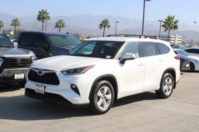 Used 2021 Toyota Highlander LE FWD image 3