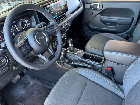 Certified 2025 Jeep Gladiator Sport AWD/4WD image 10