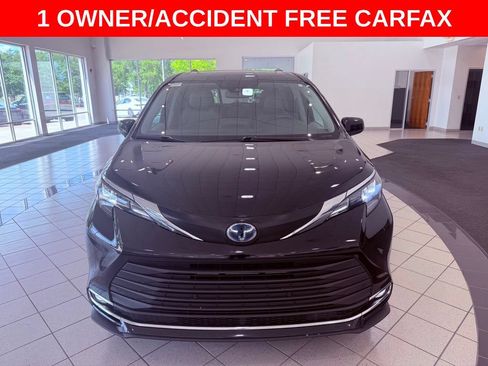 Used 2024 Toyota Sienna XLE FWD image 2