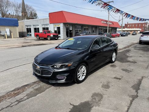 Used 2017 Chevrolet Malibu LT image 2