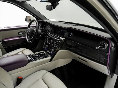 Used 2022 Rolls-Royce Cullinan Black Badge AWD/4WD image 16