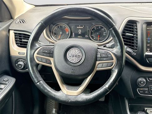 Used 2017 Jeep Cherokee Latitude w/ Cold Weather Group AWD/4WD image 11