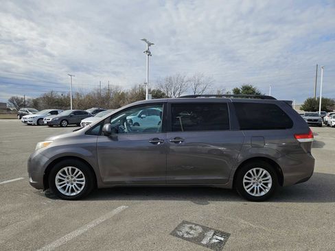 Used 2012 Toyota Sienna XLE image 4
