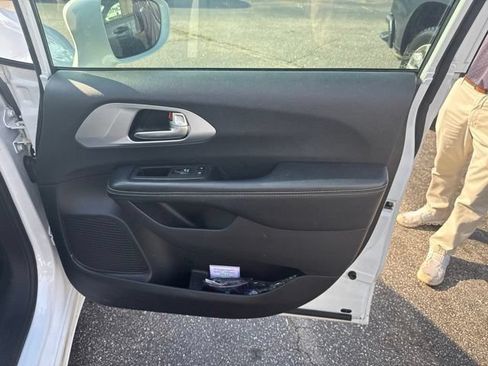Used 2019 Chrysler Pacifica Touring-L Plus w/ Advanced Safetytec Group FWD image 27