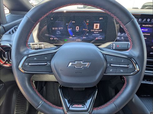 Used 2025 Chevrolet Equinox EV RS FWD image 17