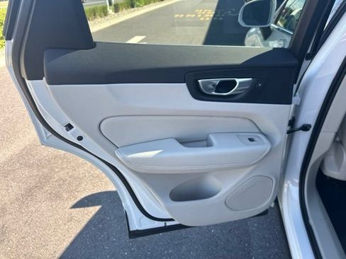 Used 2023 Volvo XC60 B5 Plus w/ Climate Package AWD/4WD image 16