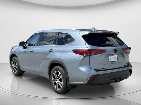 Used 2022 Toyota Highlander XLE AWD/4WD image 7
