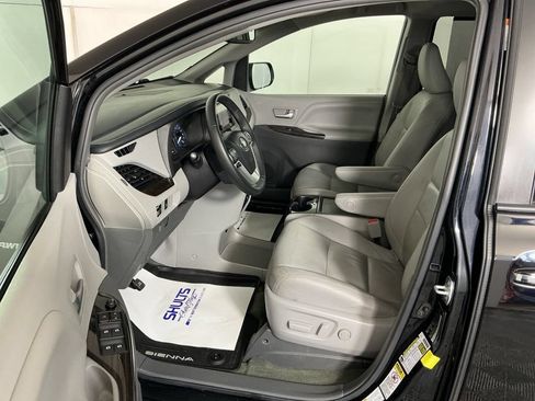 Used 2017 Toyota Sienna XLE AWD/4WD image 21
