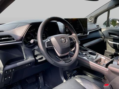 Used 2026 Toyota Sienna XSE AWD/4WD image 18