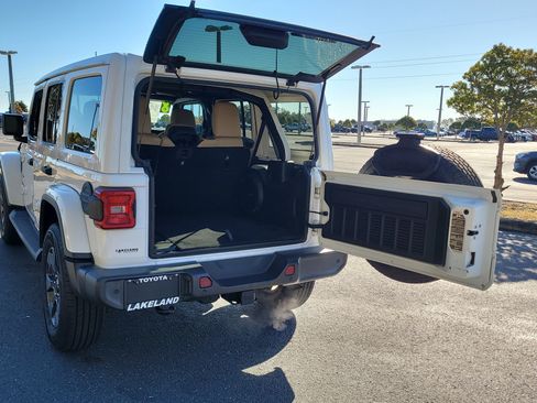 Used 2018 Jeep Wrangler Unlimited Sahara image 12