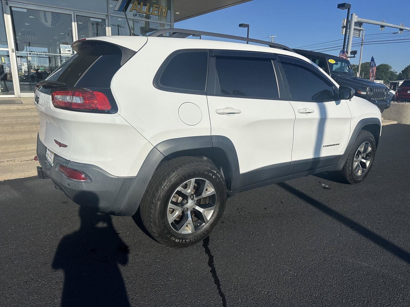Used 2017 Jeep Cherokee Trailhawk AWD/4WD image 12