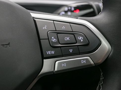 Used 2025 Volkswagen Tiguan SE w/ Panoramic Sunroof Package image 25