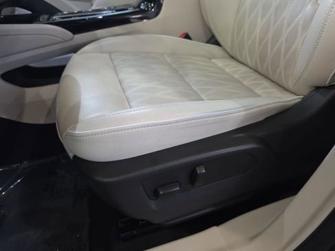 Used 2023 Buick Envision Avenir AWD/4WD image 30