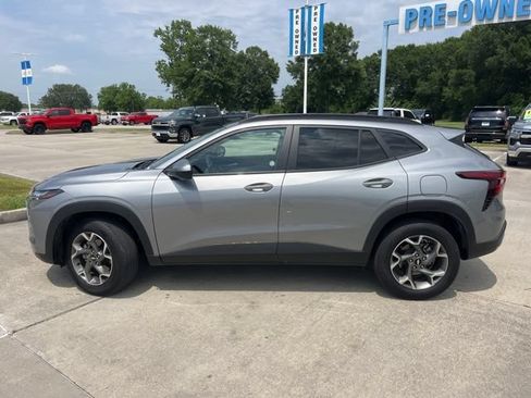 Used 2025 Chevrolet Trax LT w/ LT Convenience Package FWD image 3