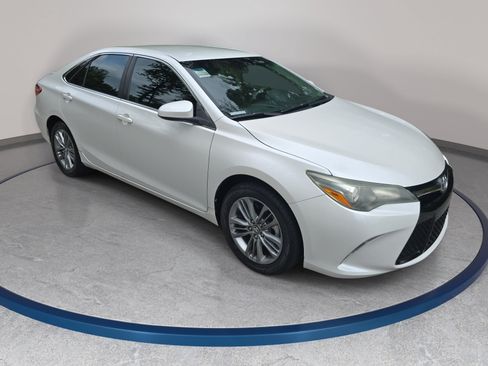 Used 2017 Toyota Camry SE FWD image 3