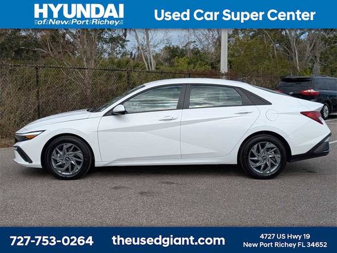 Used 2024 Hyundai Elantra SEL image 2