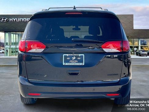 Used 2018 Chrysler Pacifica Limited w/ S Appearance Package image 4